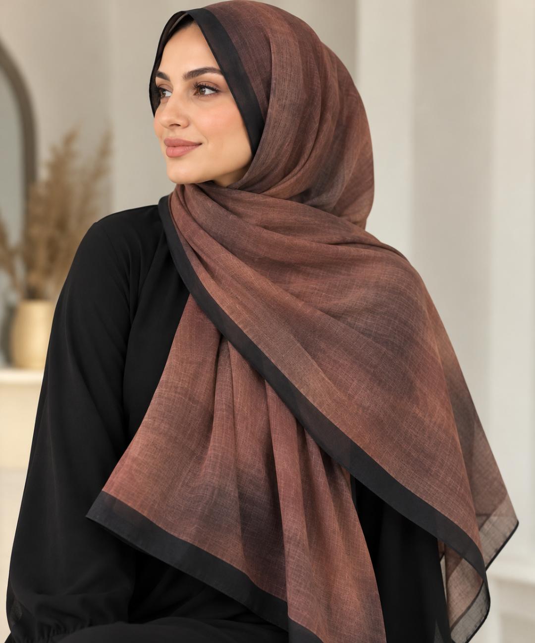 Châle hijab tie & dye brun à bordure noire, porté avec une tenue noire.
