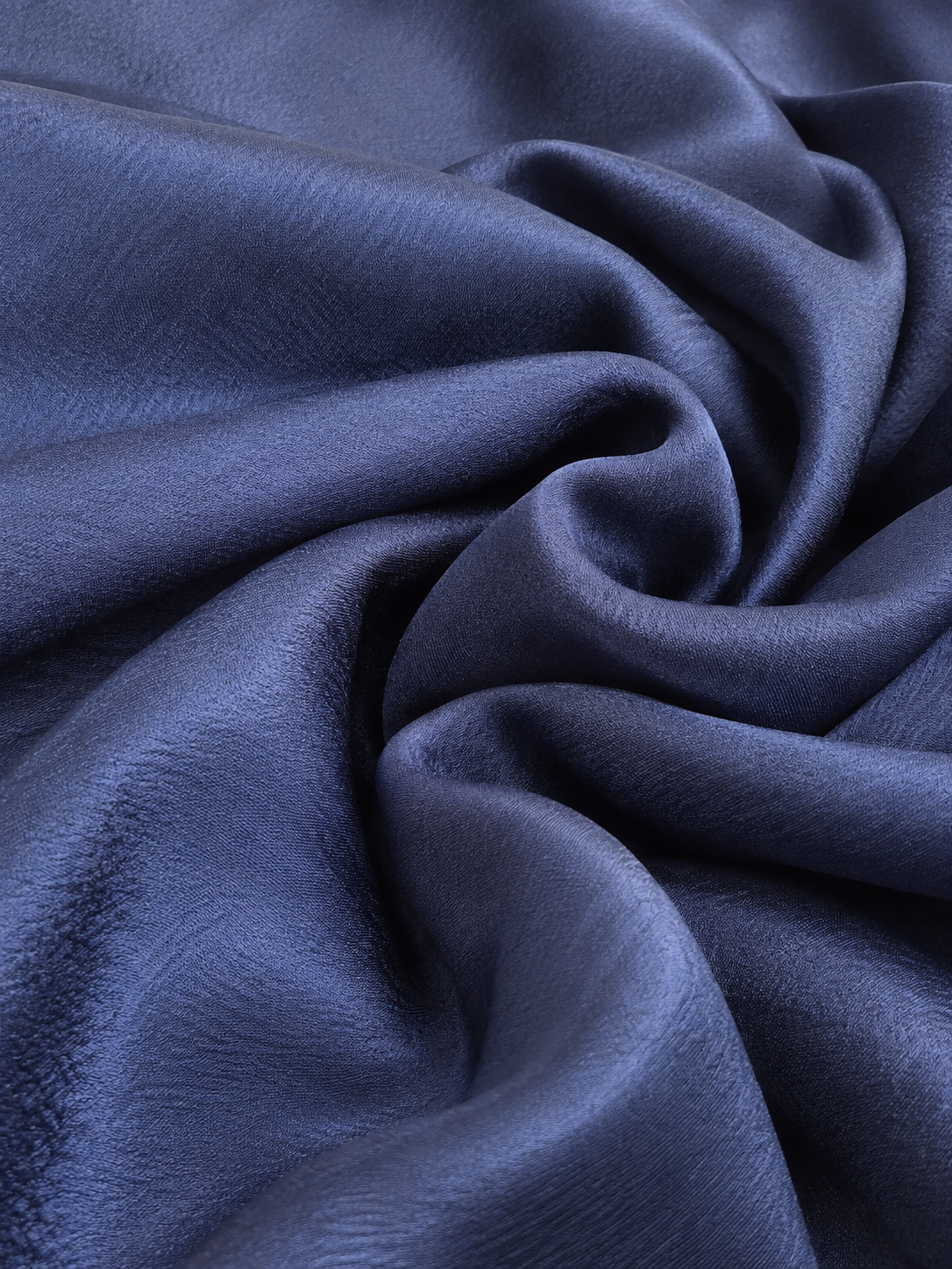 Détail du tissu satiné bleu nuit