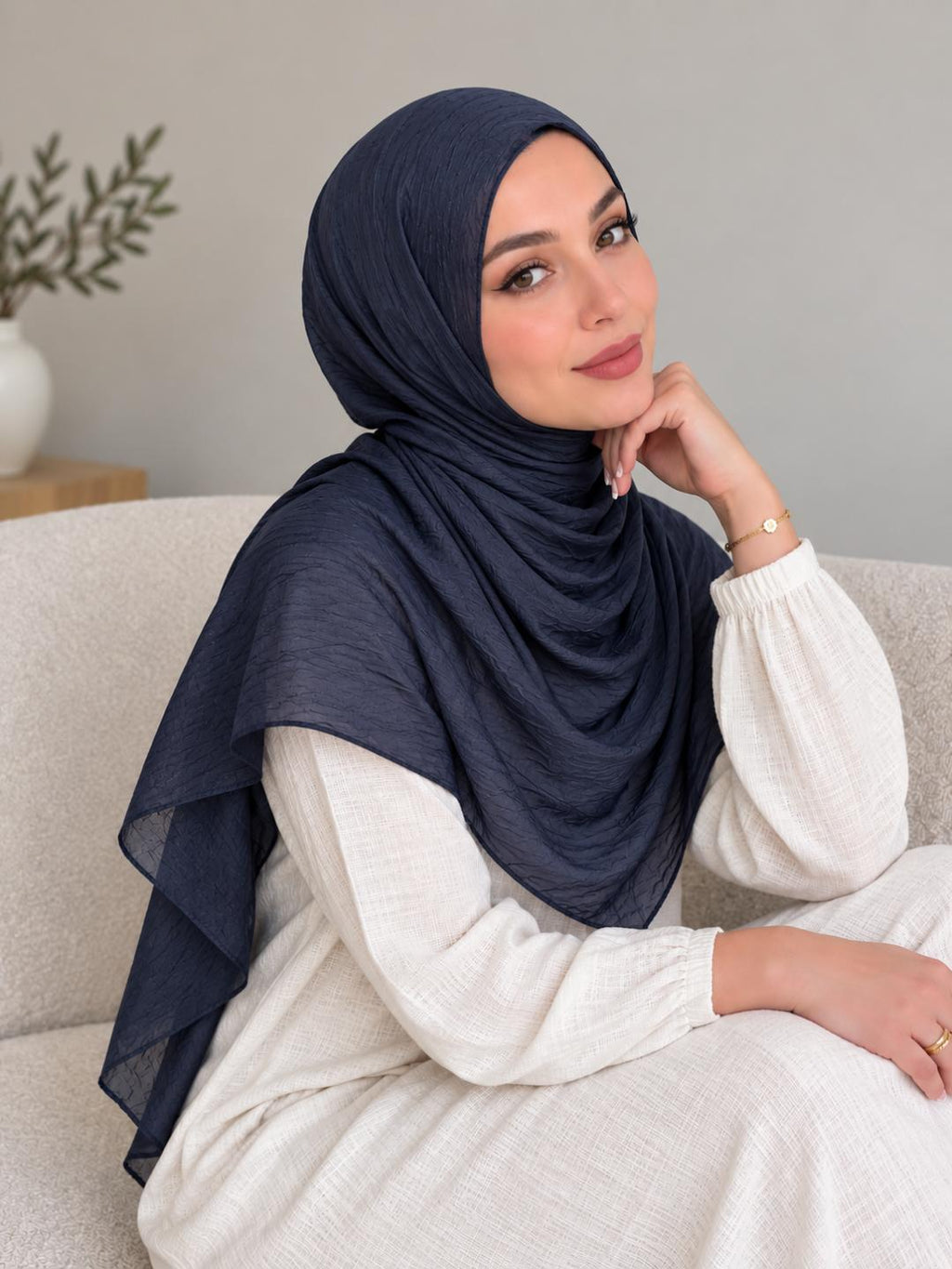 Châle bleu marine DÂREYN porté en hijab