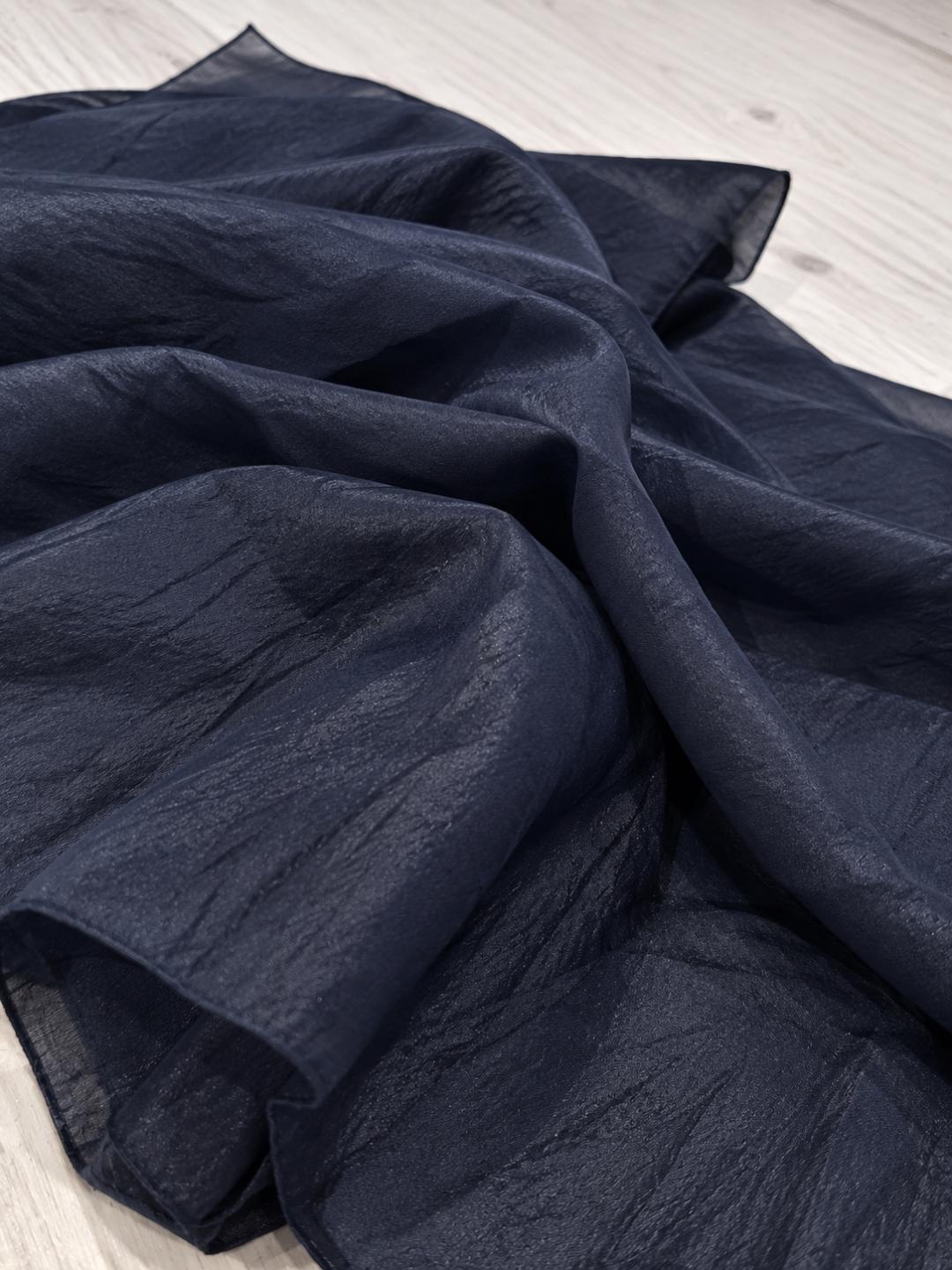 Détail de la texture du châle bleu marine DÂREYN