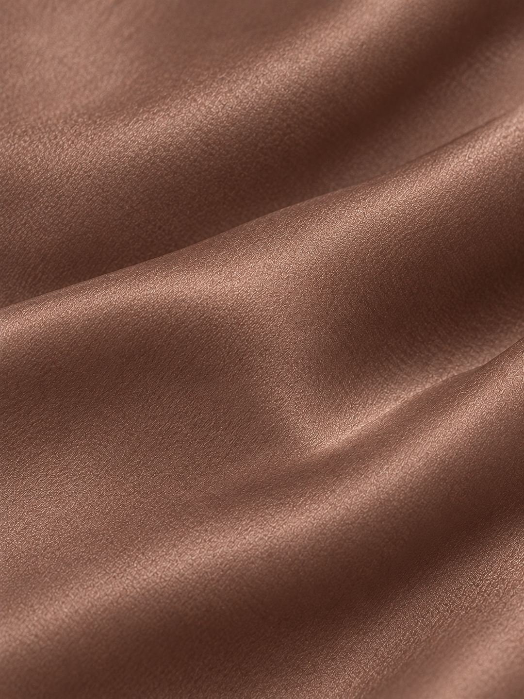 Châle satiné brun chocolat au lait, gros plan sur les reflets soyeux et la texture du satin