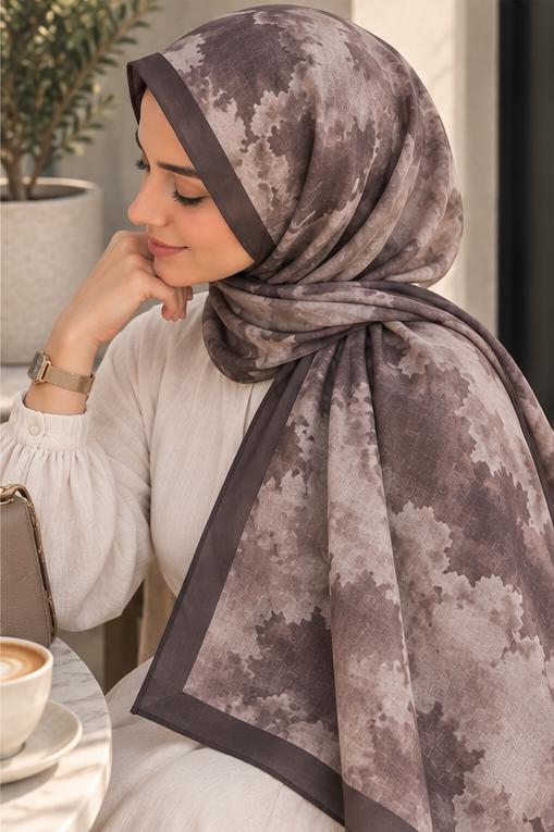 Châle nuage taupe et gris-brun porté en hijab