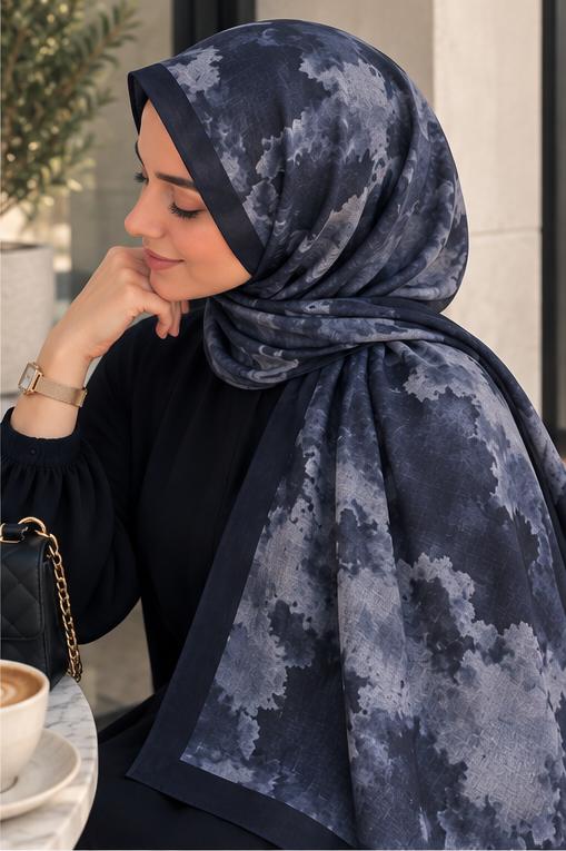 Châle nuage bleu nuit porté en hijab