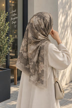 Châle nuage kaki vert tie-dye porté en hijab