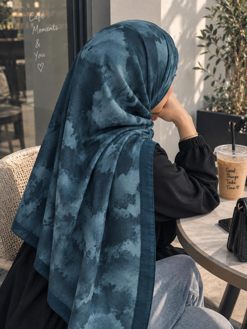 Châle nuage bleu pétrole tie-dye porté en hijab