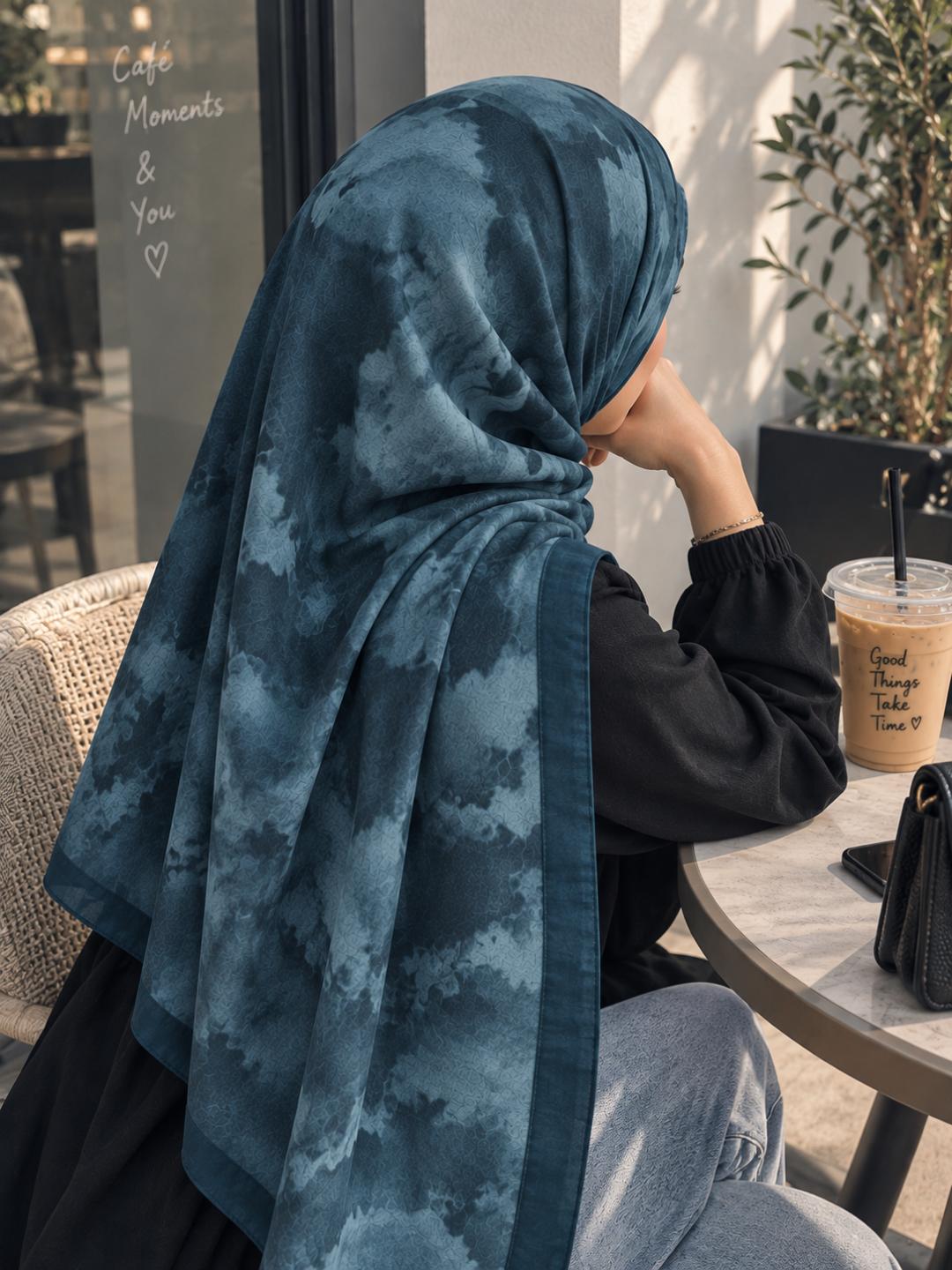 Châle nuage bleu pétrole tie-dye porté en hijab