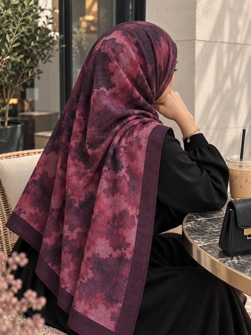 Châle nuage bordeaux prune tie-dye porté en hijab