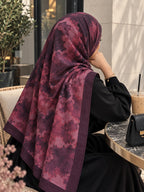 Châle nuage bordeaux prune tie-dye porté en hijab