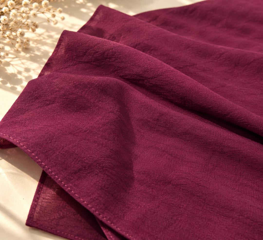 Détail du tissu du châle Flowy prune clair
