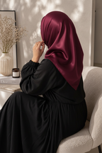 Foulard satiné carré bordeaux 95x95 cm porté