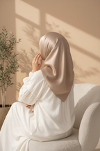 Foulard satiné carré cappuccino 95x95cm porté