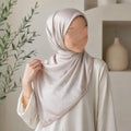 Foulard jacquard satiné beige porté en hijab