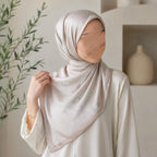 Foulard jacquard satiné beige porté en hijab
