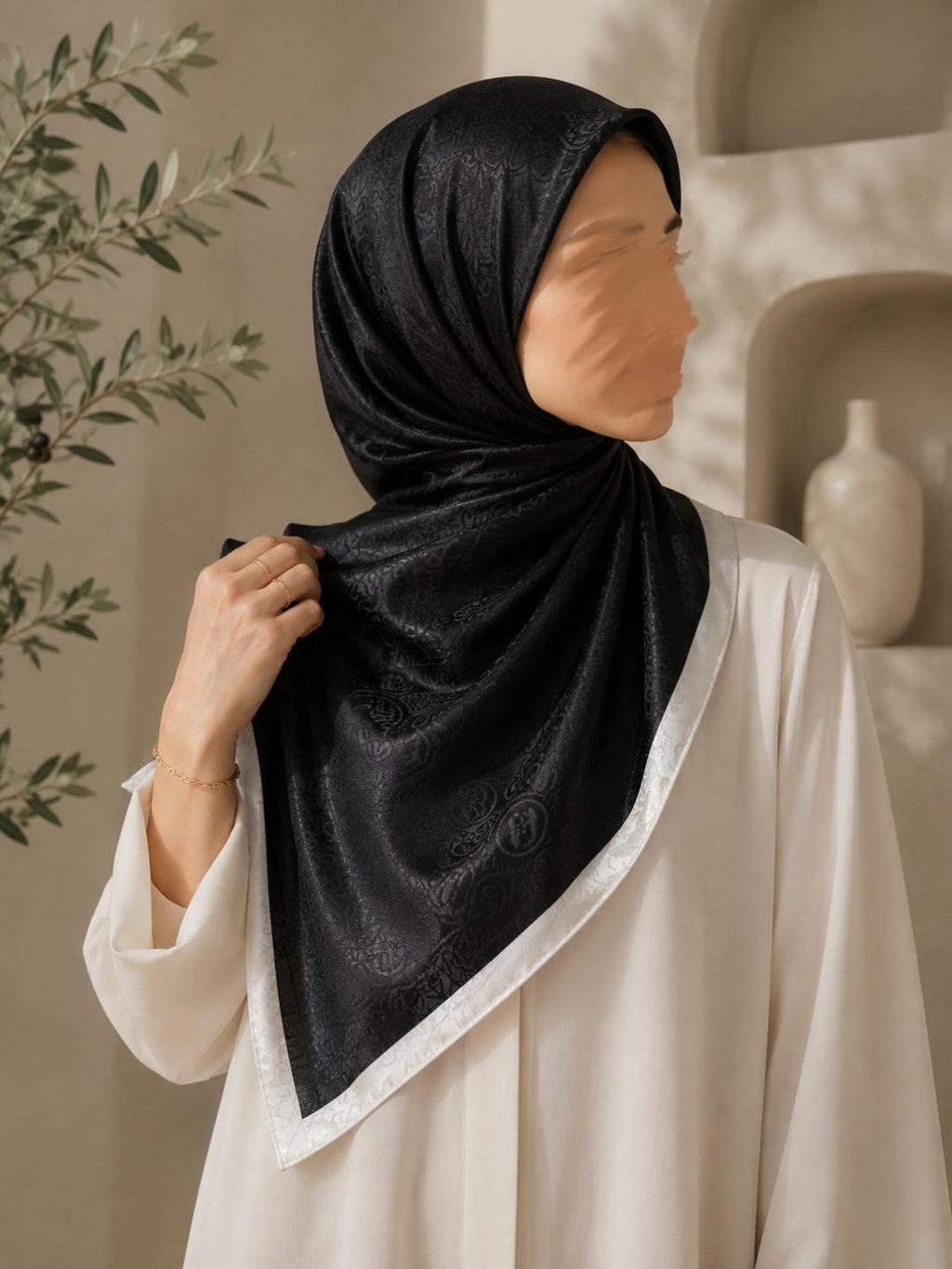 Foulard jacquard satiné noir porté en hijab
