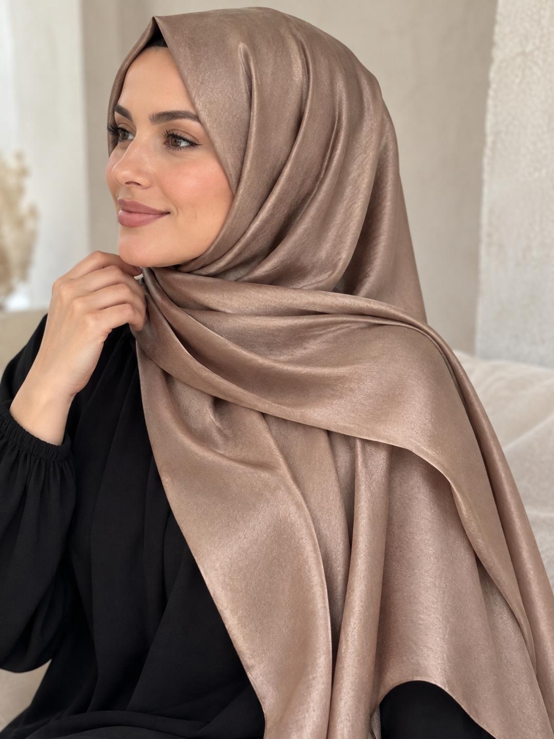 Châle satiné cappuccino aux reflets lumineux, porté en hijab avec une tenue noire