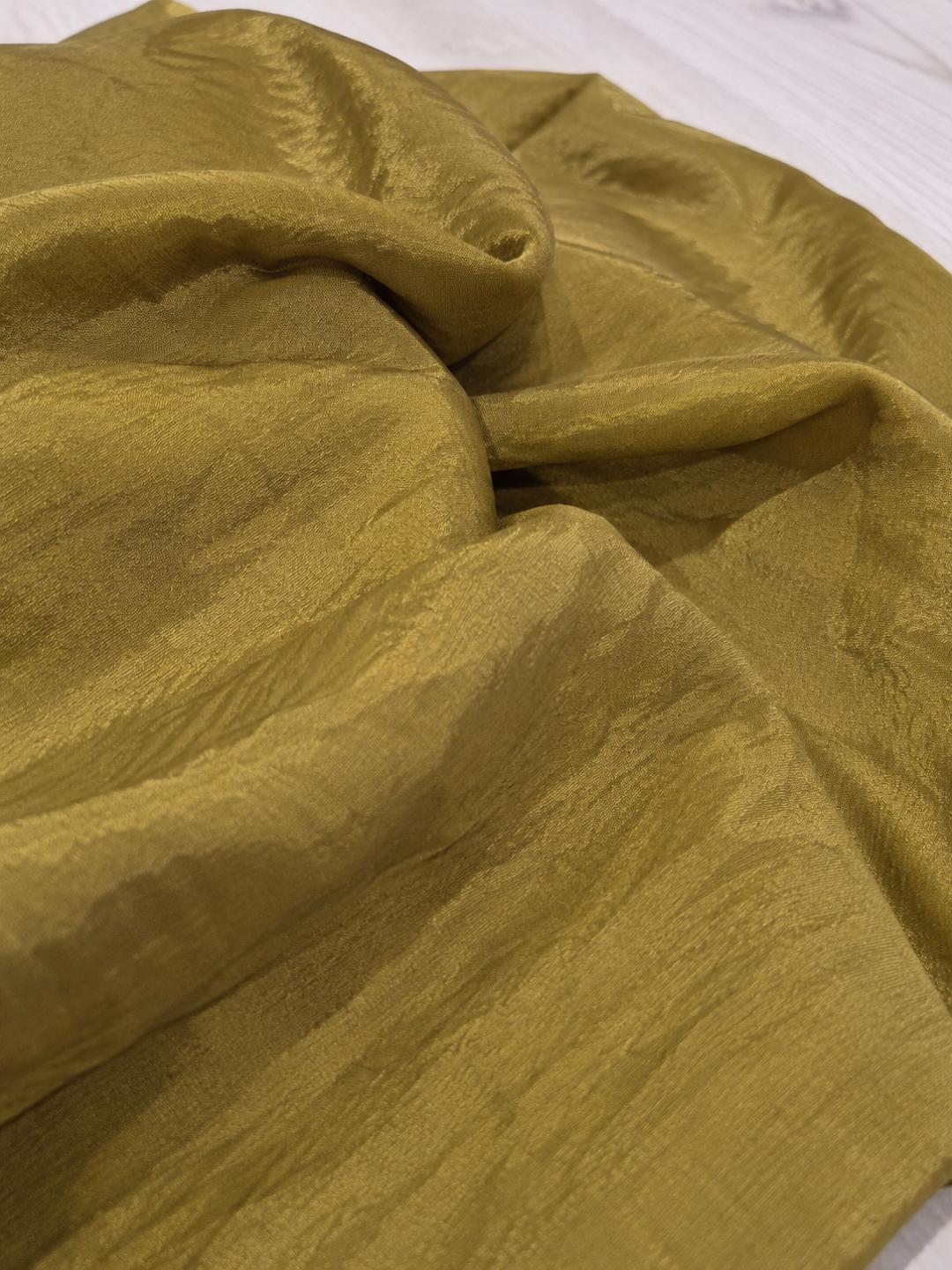 Détail de la texture et des reflets du châle vert olive